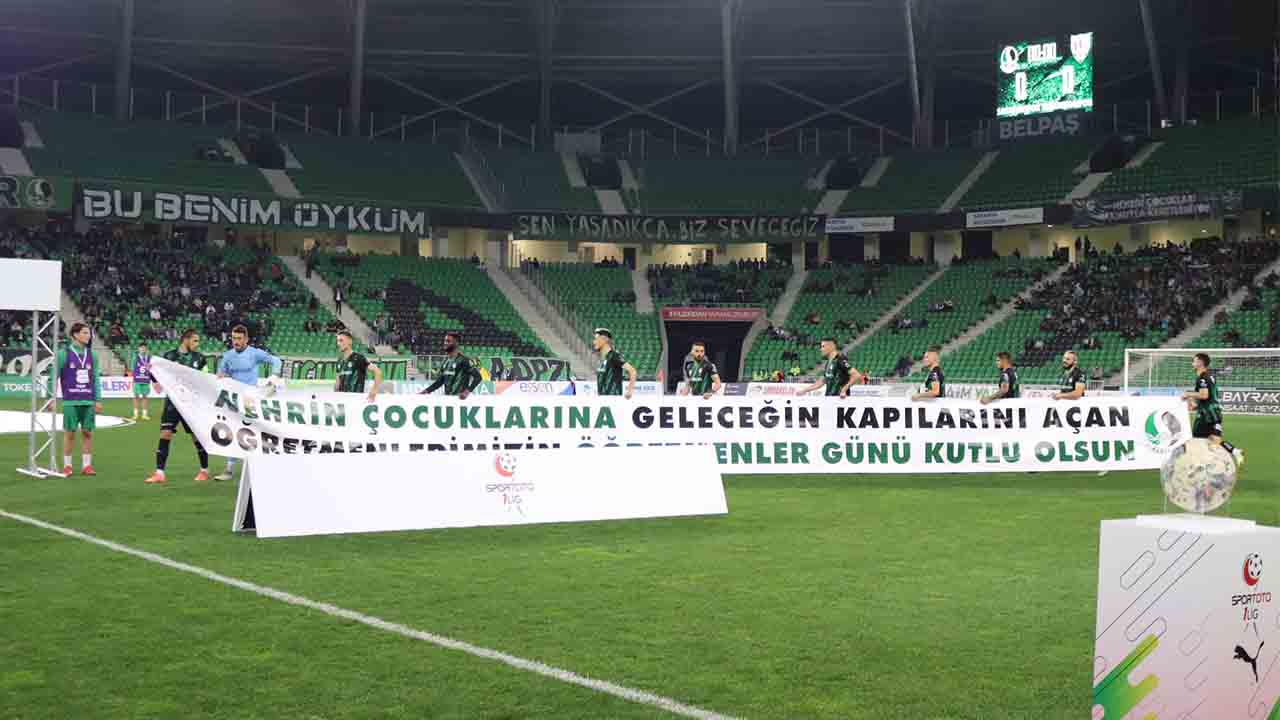 Sakaryasporlu futbolculardan nehrin Öğretmenlerine galibiyet hediyesi