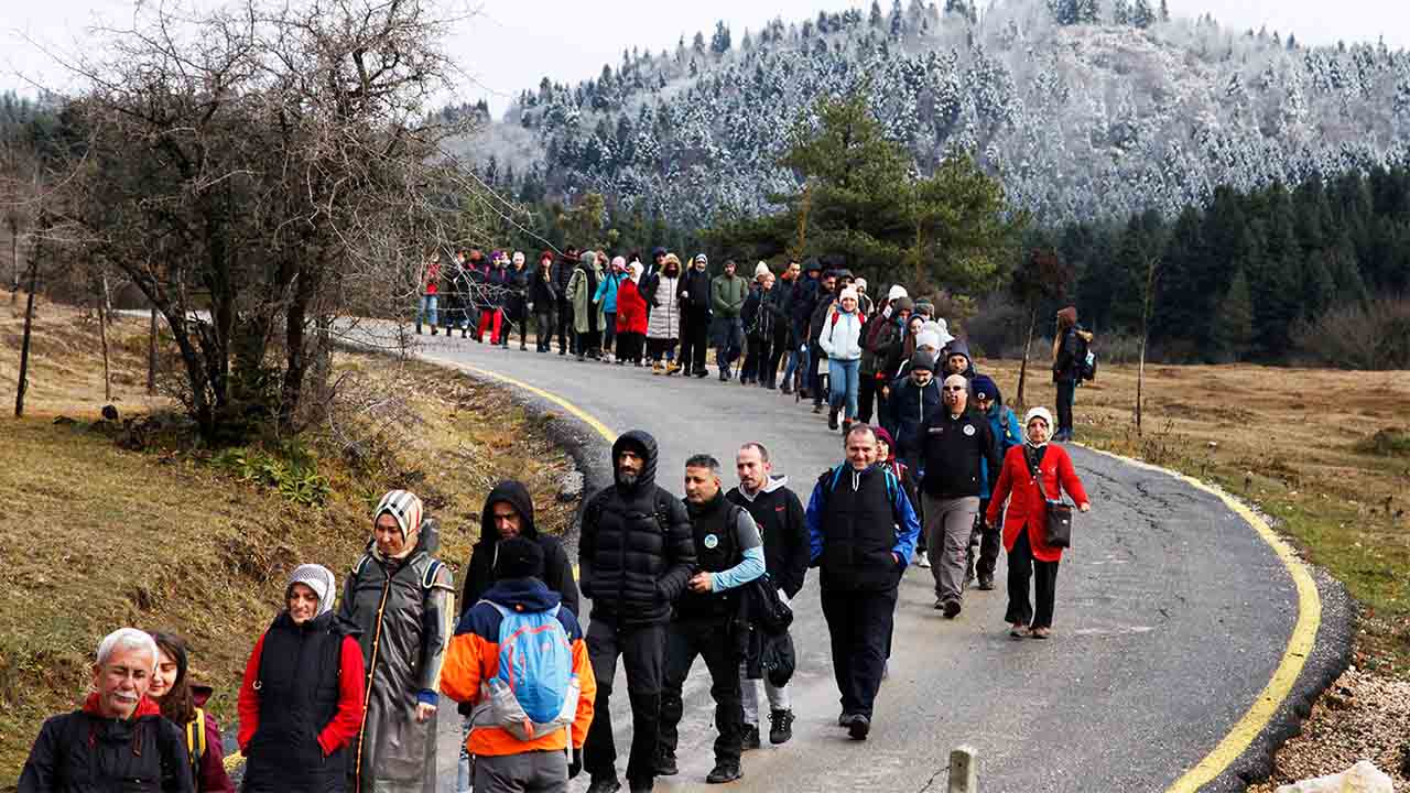 Doğaseverler karlar arasında yürüdü