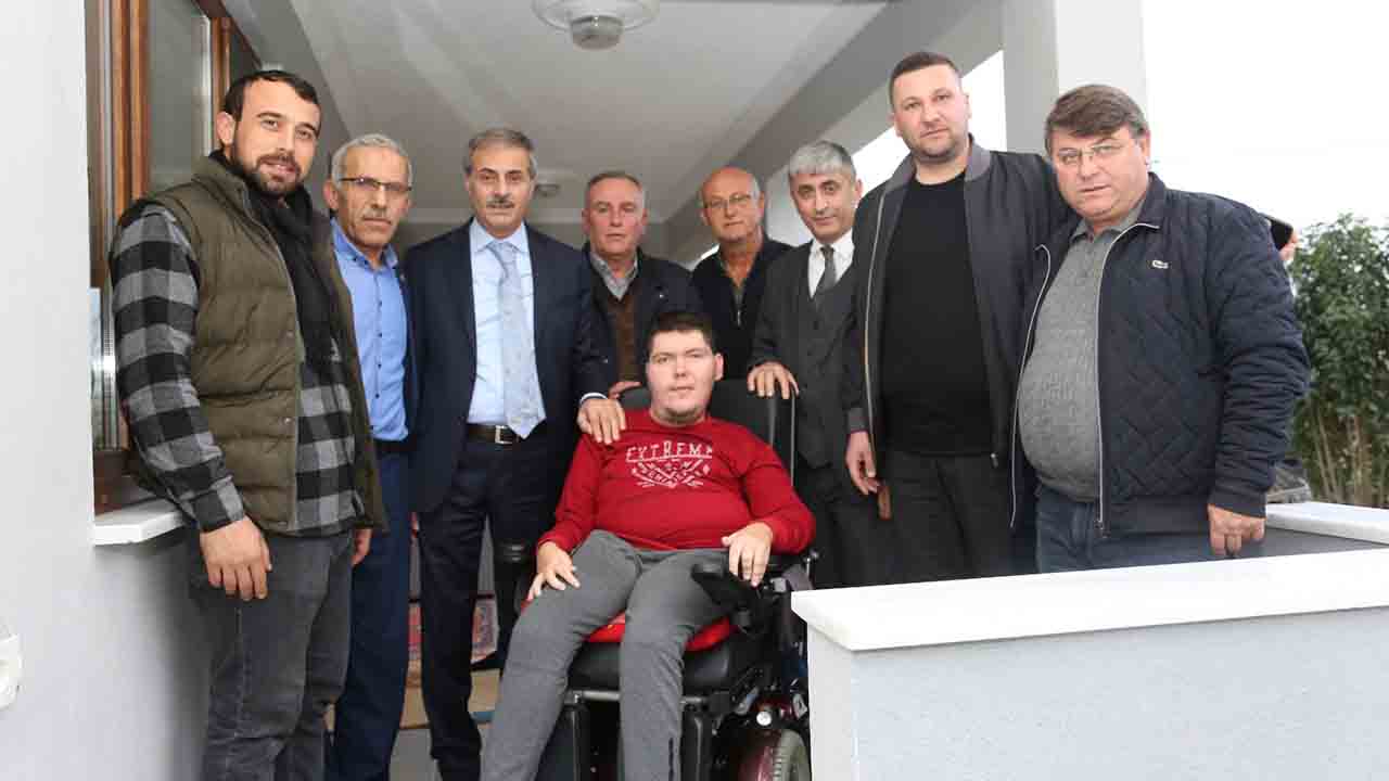 Başkan Alemdar Akülü araba hediye etti