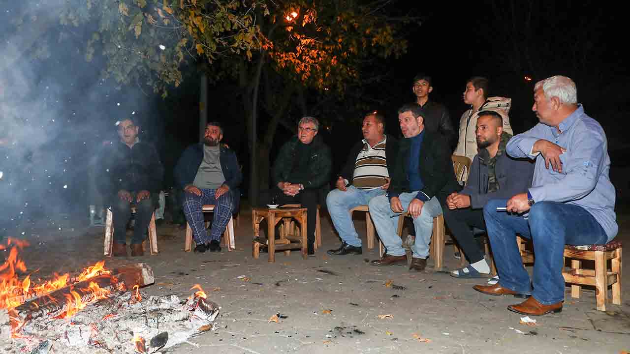 Yüce o dakikalarda sahaya indi: “Depremin yaşattığı hissi en iyi biz biliriz”