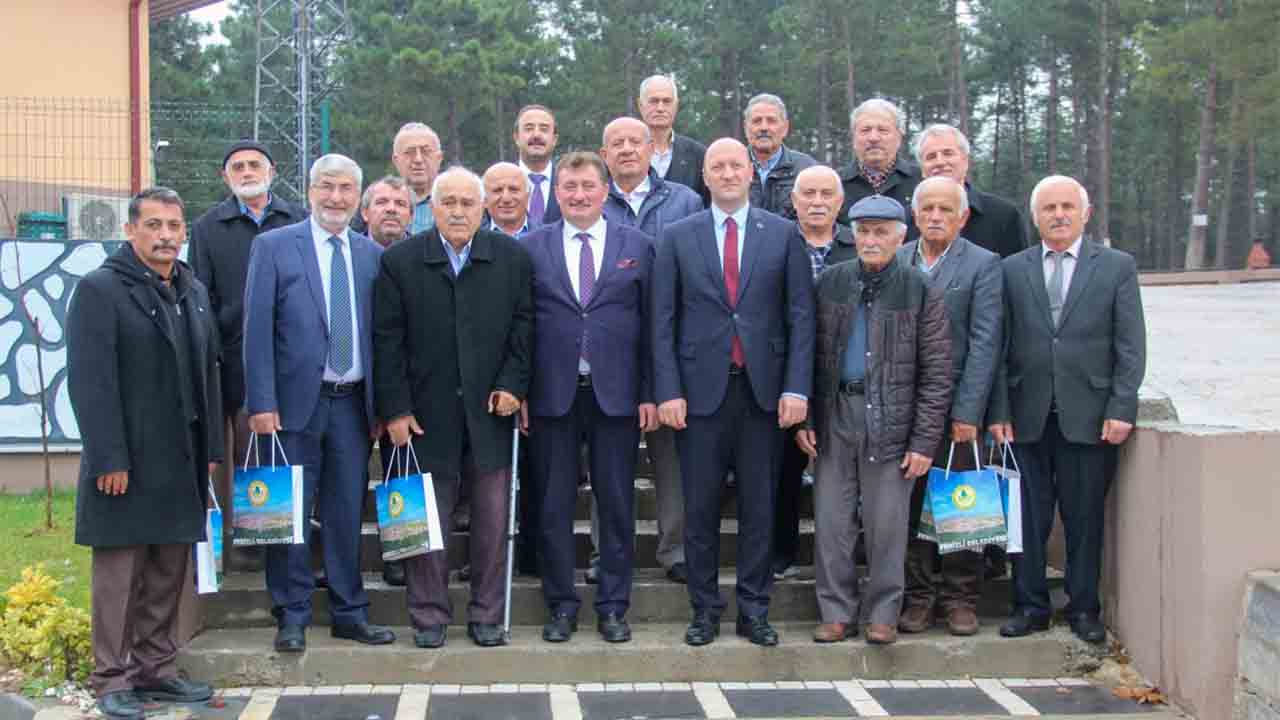 Başkan Gündoğdu emekli öğretmenler onuruna yemek verdi