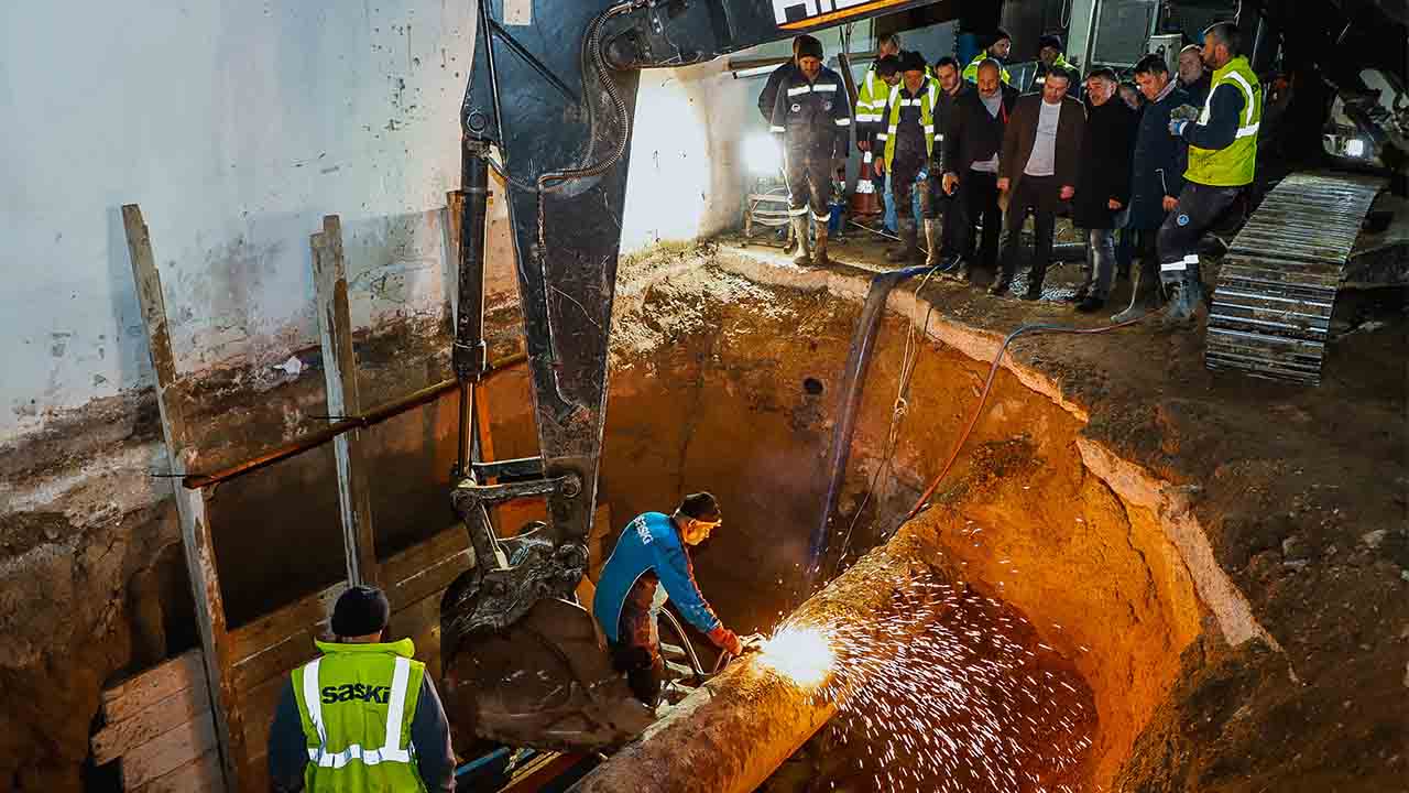 Arifiye’ye içme suyu sağlayan hat sabaha kadar süren çalışmalar ile yenilendi