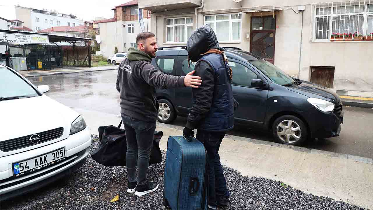 Soğuk kış gününde sokaktaki kimsesizlerin ailesi Büyükşehir