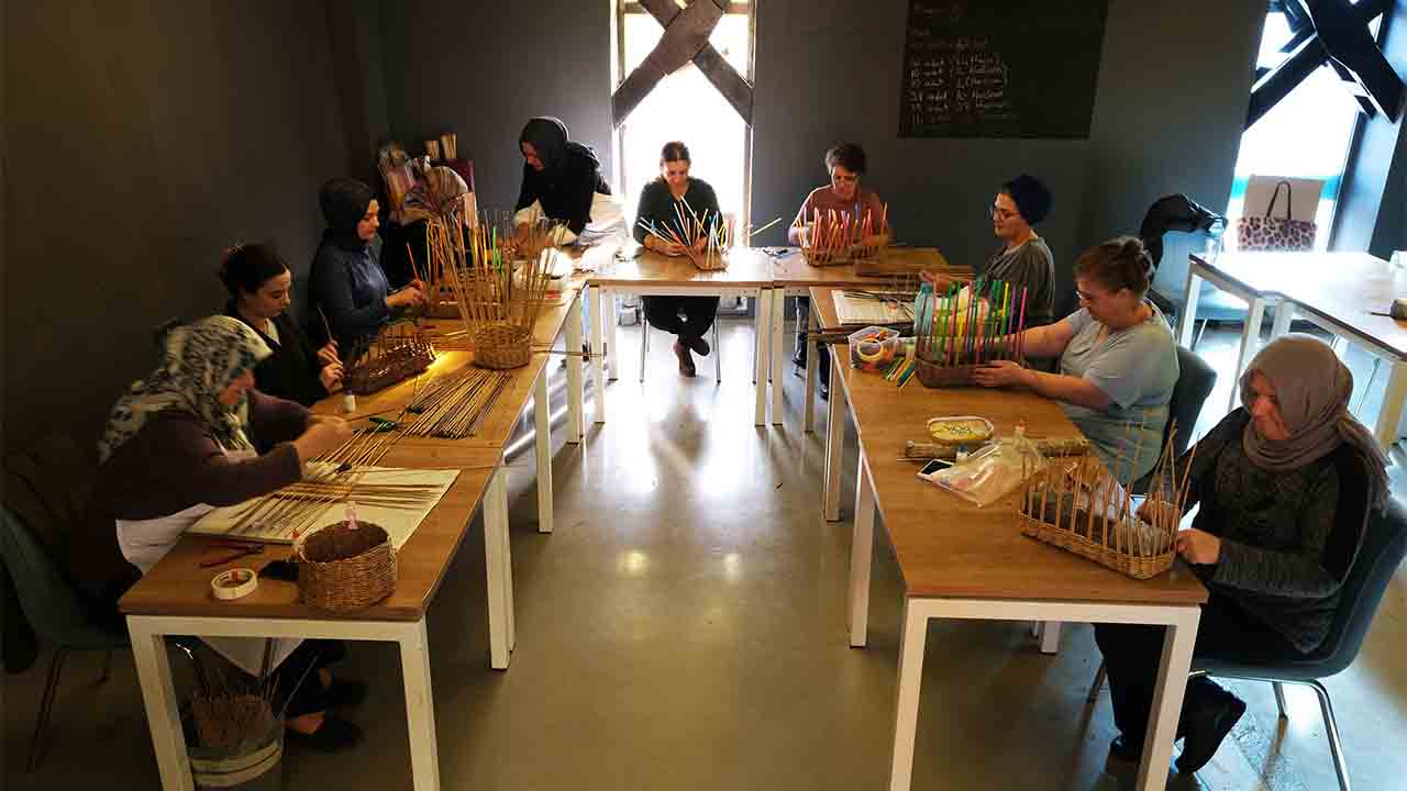 Çöpten hayata kâğıdın yolculuğu: Atık maharetli ellerde sanata dönüşüyor