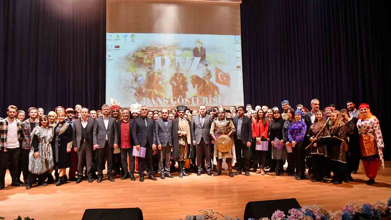 “Biz” Dans Gösterisi ayakta alkışlandı