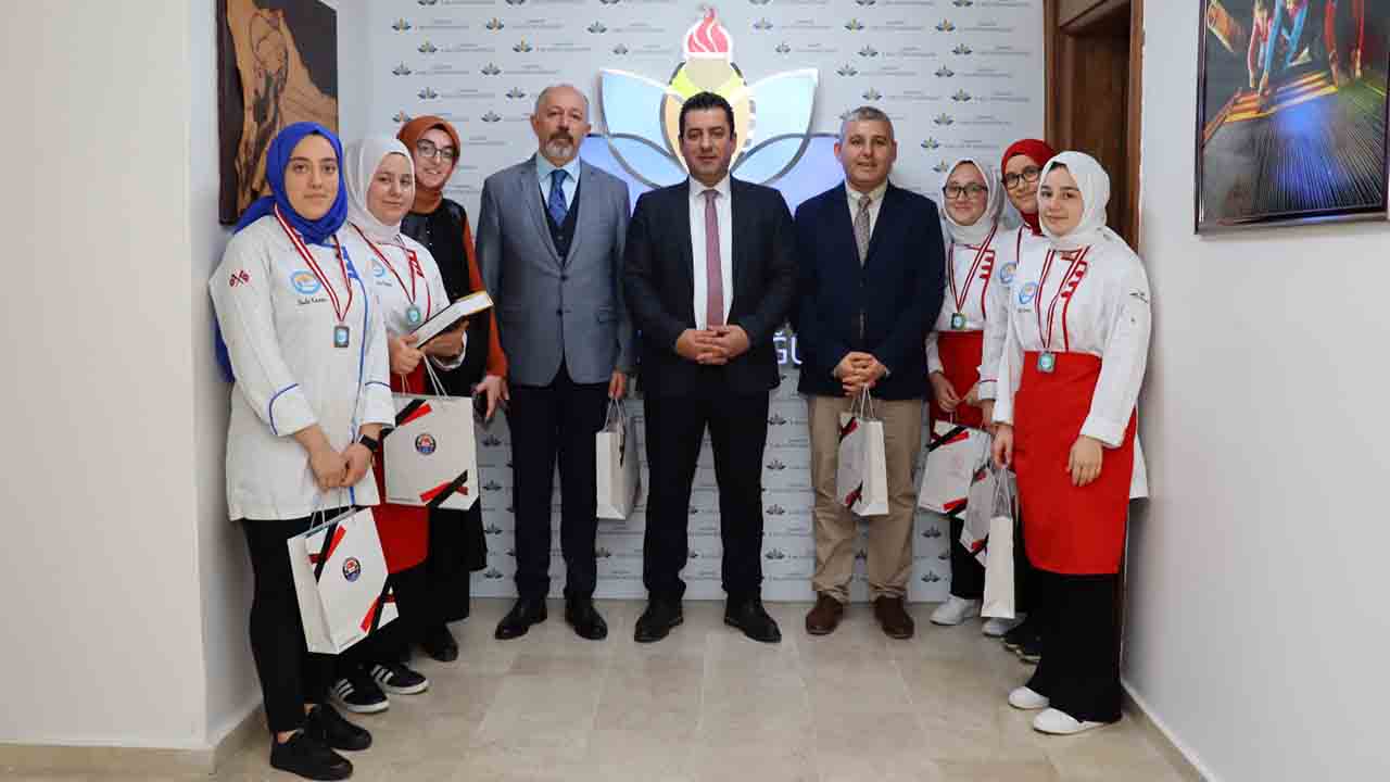 Altın Madalyalı Aşçı Öğrencilerimize Savaşçı’dan Kutlama