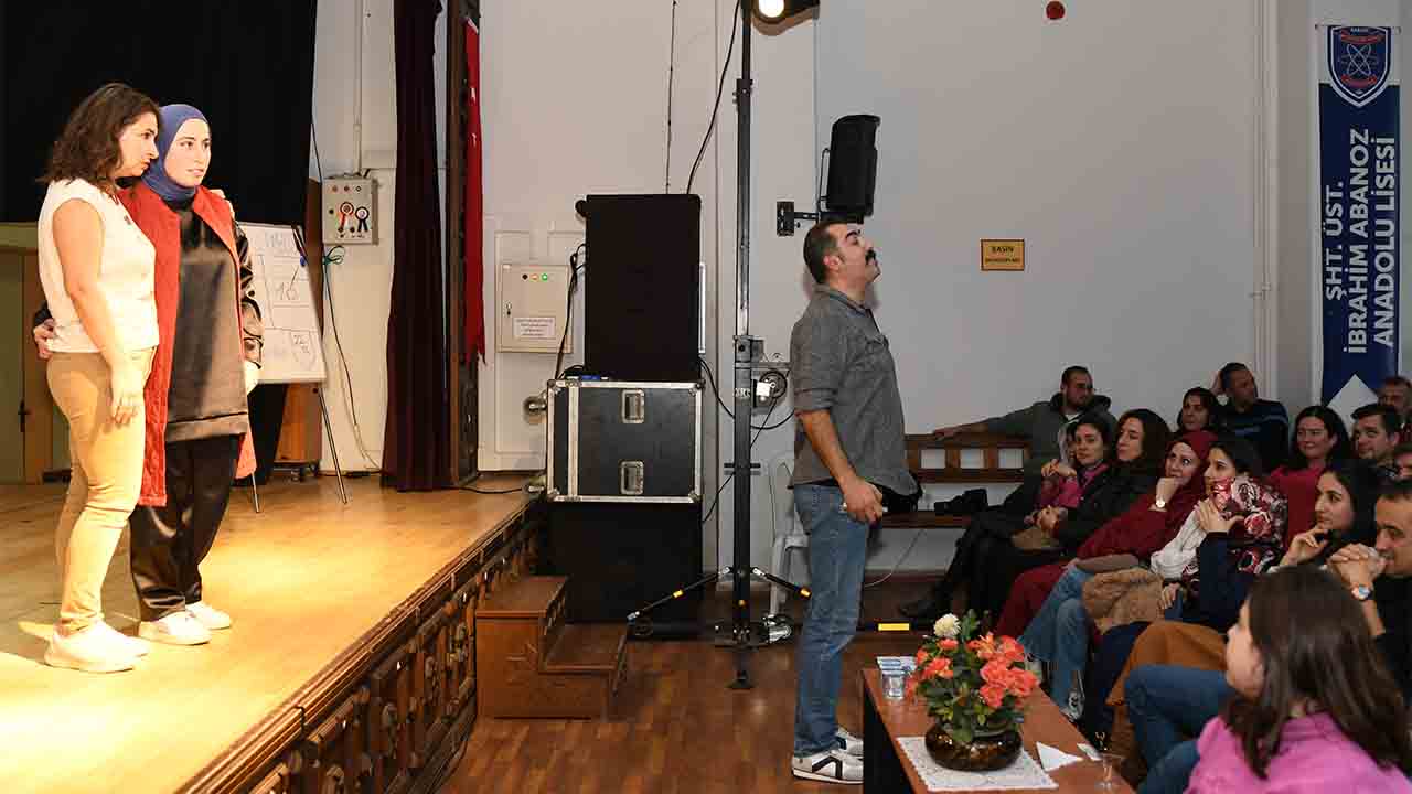 Mahşeri Cümbüş, Her zamanki gibi Tiyatronun sınırlarını zorladı!