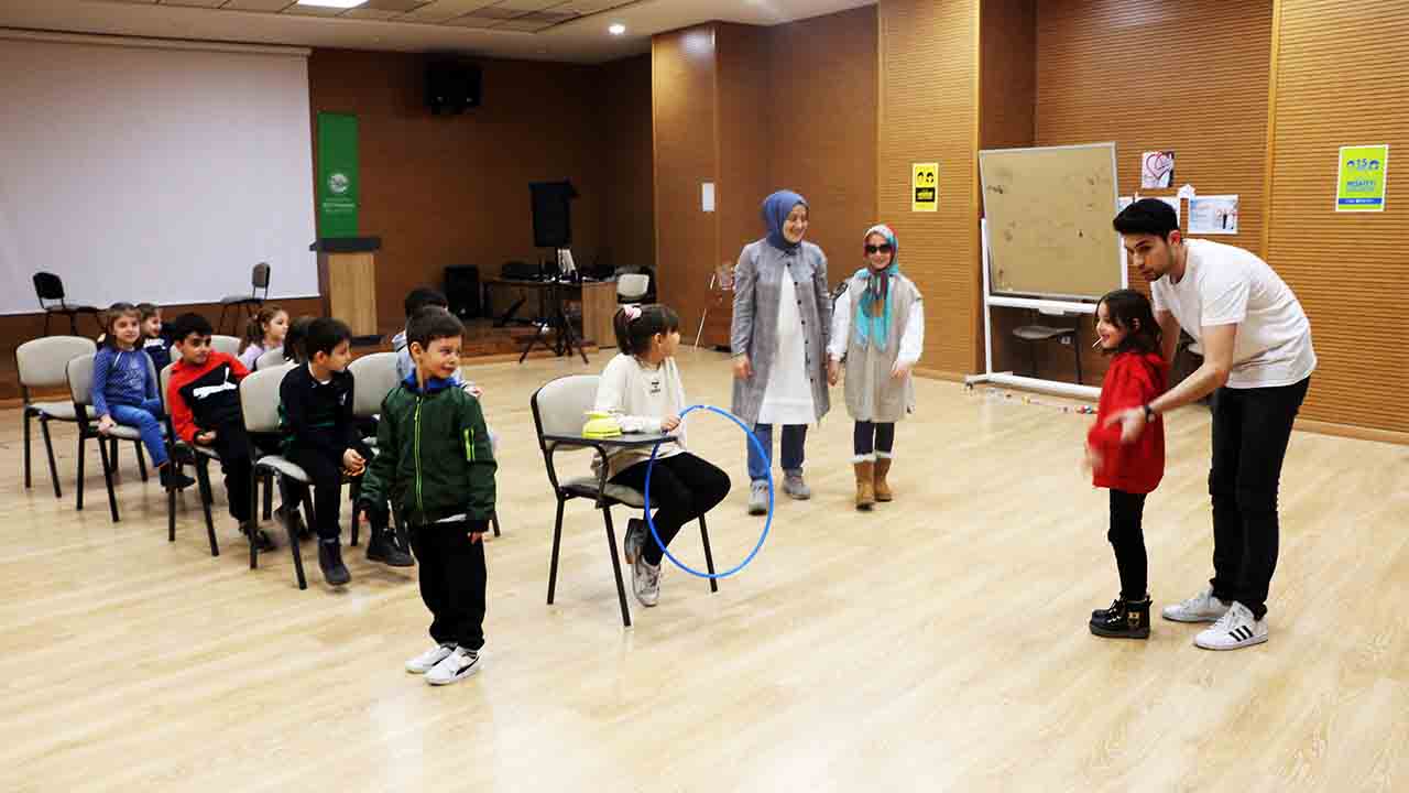 Büyükşehir’in minikleri engellilerin hayatını yaşayarak gördü