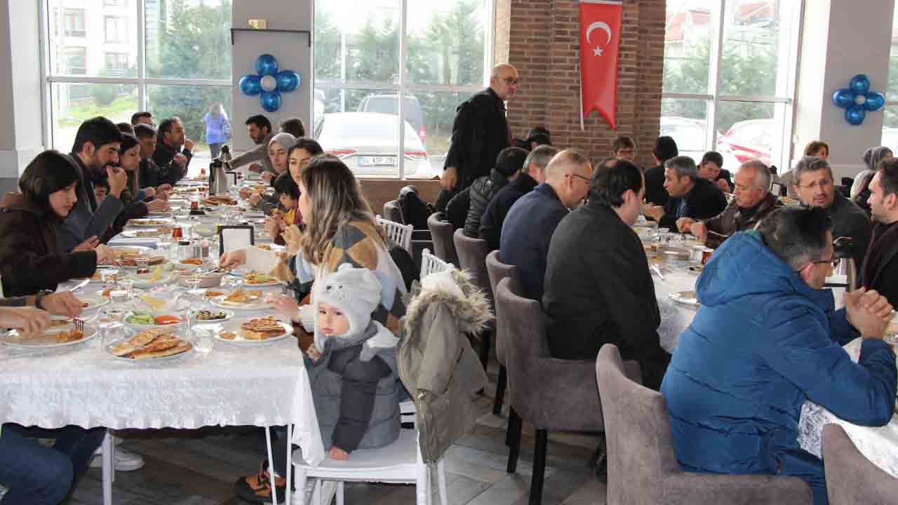 Sakarya Hürriyetçi Eğitim Sen üyeleri kahvaltıda buluştu
