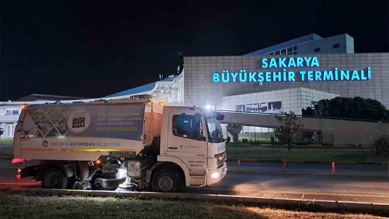 Büyükşehirle caddeler ve bisiklet yolları pırıl pırıl