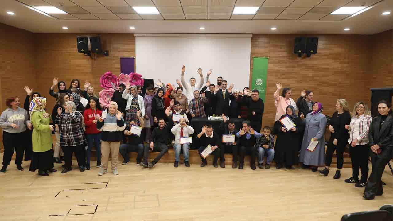 Mutlulukları gözlerine yansıdı: Engelsiz hobi kurslarında karne heyecanı