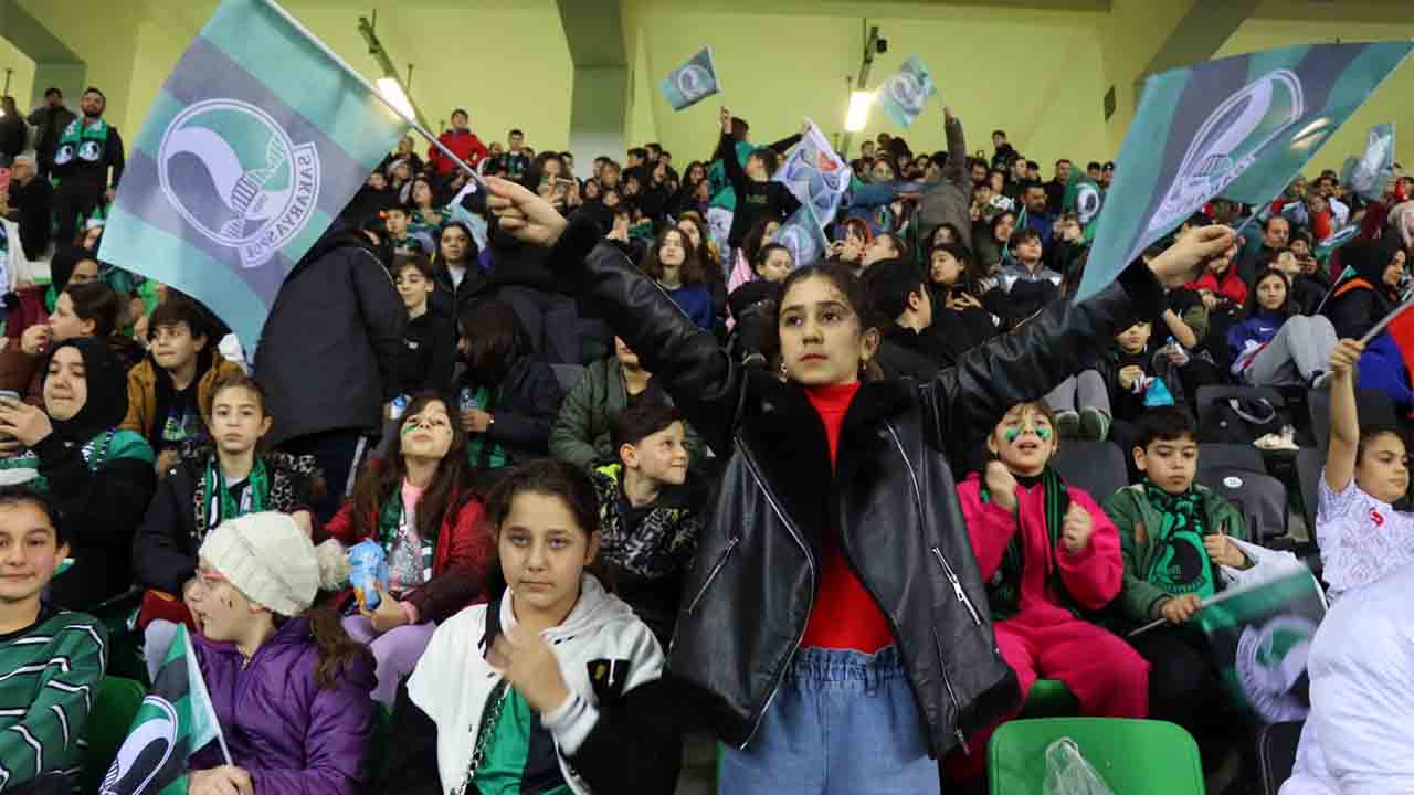 Sakaryaspor’dan Nehrin Çocuklarına Karne Hediyesi