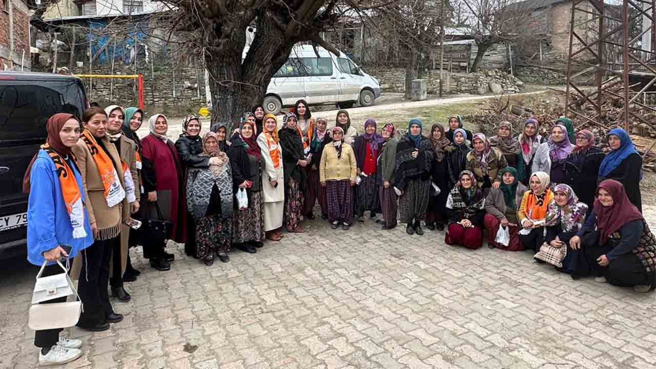Ak Kadınlardan Taraklı çıkartması