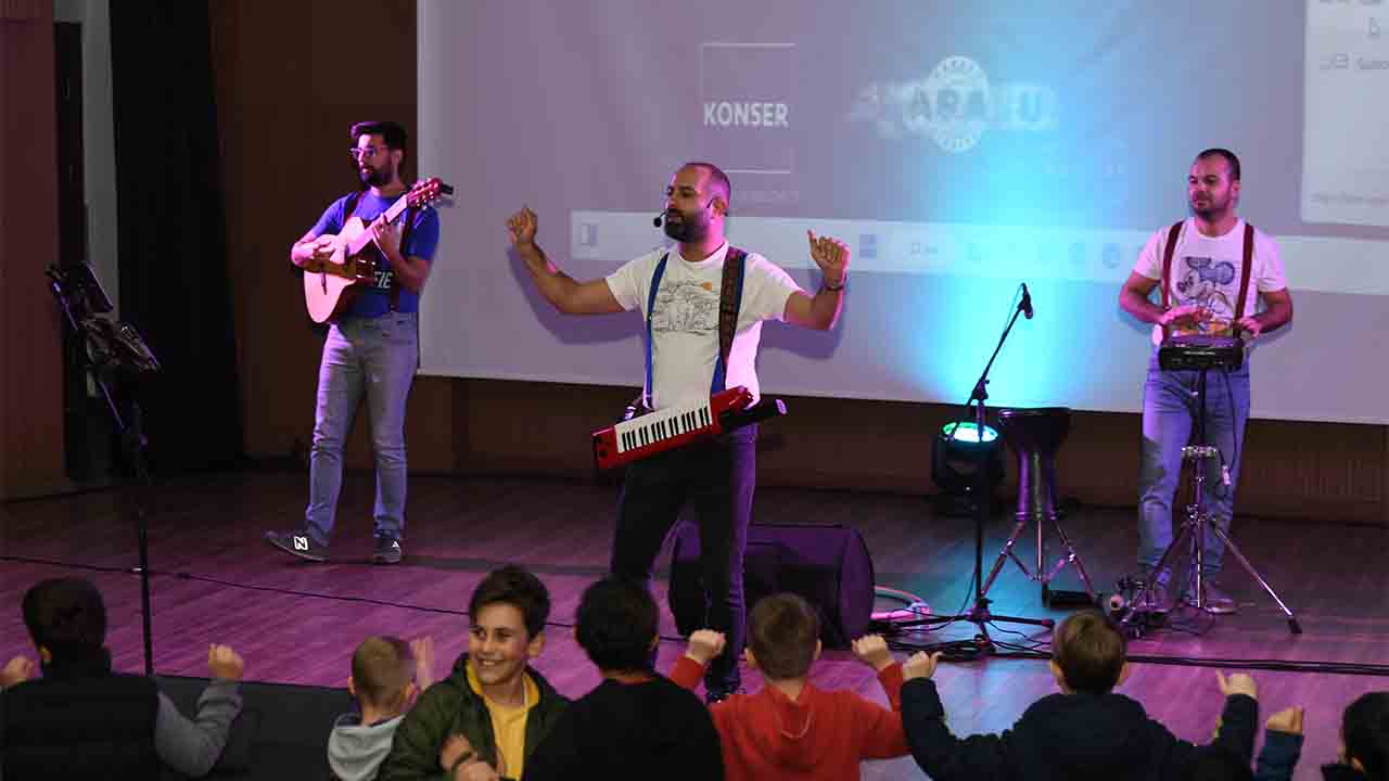 Karasu’da Konser Adam’la Unutulmaz Bir Çocuk Etkinliği gerçekleştirdi