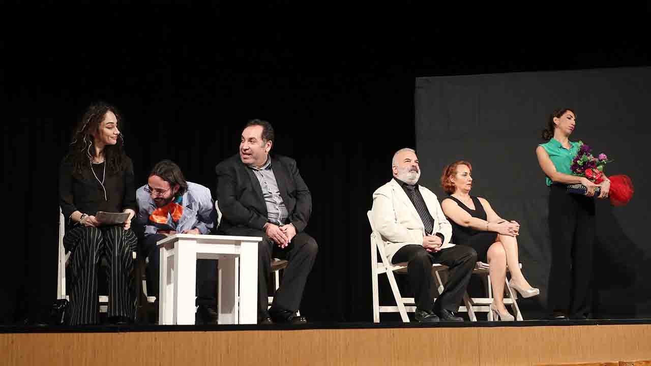 Büyükşehir’in tiyatro sahnesinde kahkaha bitmiyor