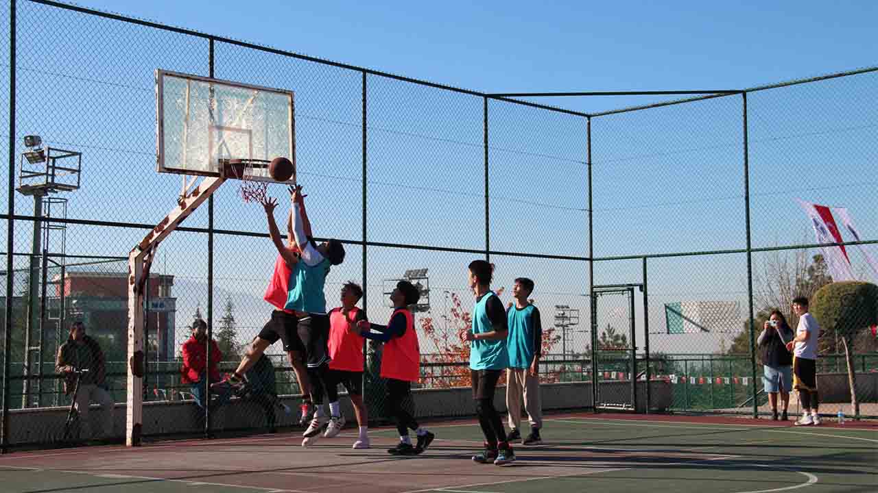 SAÜ’de Rektörlük Kupası sahiplerini buldu