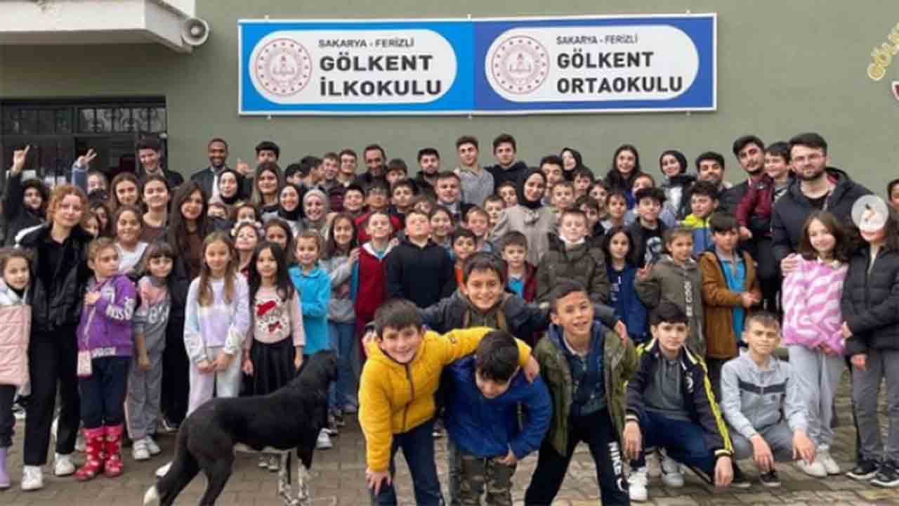 SAÜ’lü Öğrencilerden Köy okuluna kitap desteği