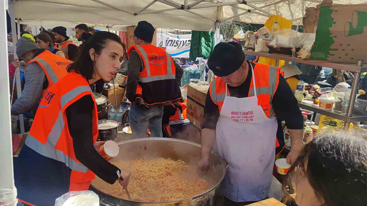 Sakarya Hürriyetçi Eğitim Sen Deprem bölgesinde yemek dağıttı