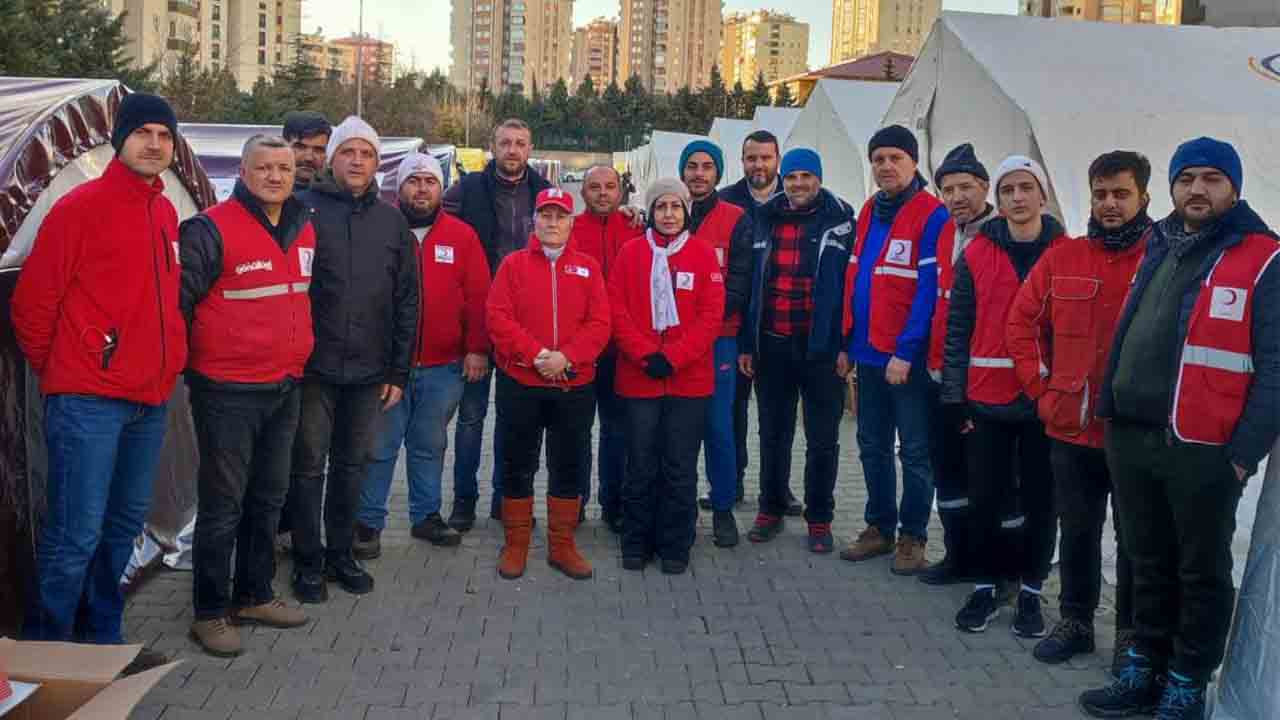 Adapazarı Kızılay Gönüllüleri Deprem Bölgesinde yaraları sarıyor