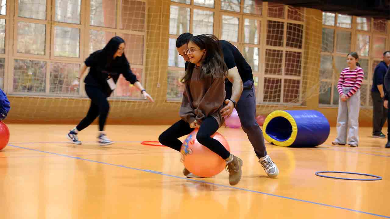 Depremzede çocuklar için etkinlik alanı oluşturuldu