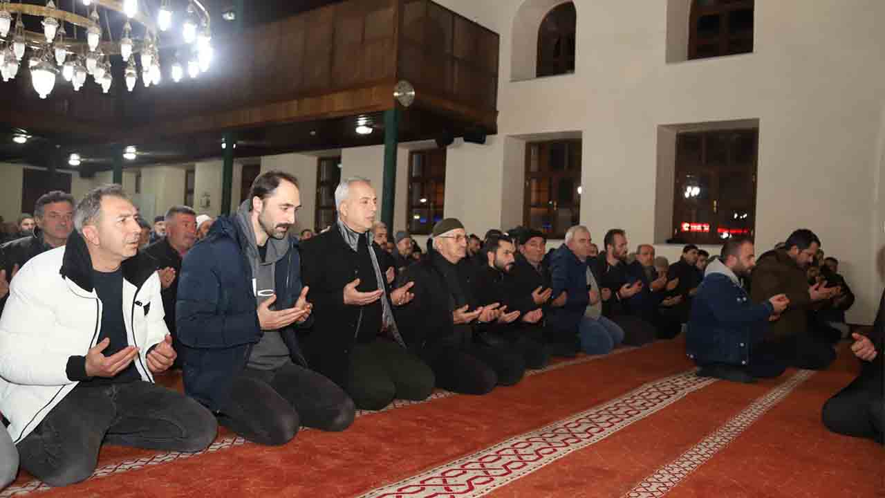 Miraç Kandilinde Depremzedelere dualar edildi