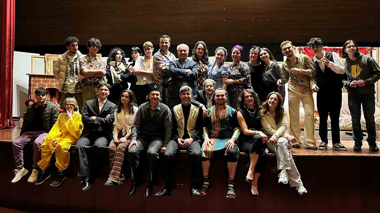 Alkışlar Tiyatro Suretler Ekibine