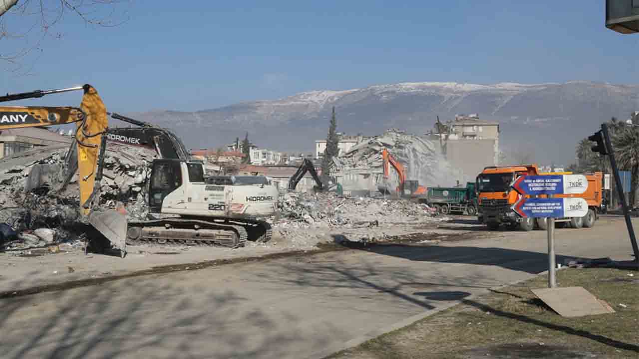 Belediye Başkanlarından deprem bölgesine ziyaret sürüyor