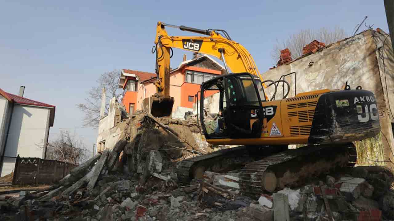 Kocaali’de riskli bina yıkımları başladı