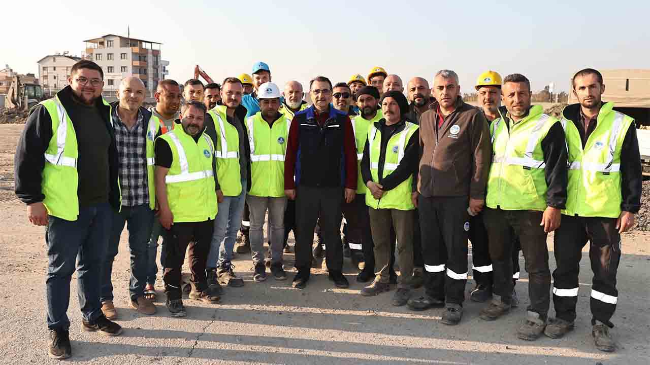 Bakan Dönmez Büyükşehir’in çalışma sahasındaydı: “Devlet var gücüyle çalışıyor”