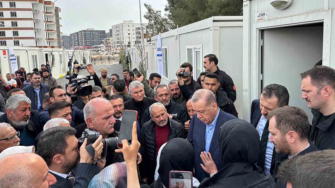 Başkan Yüce Cumhurbaşkanı Erdoğan’a bilgi verdi: “Depremin izleri süratle siliniyor”