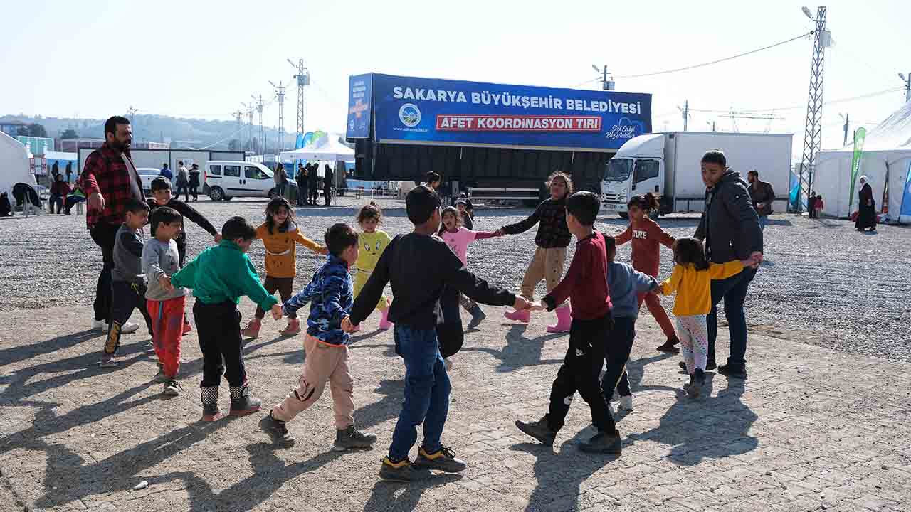 Büyükşehir deprem çocuklarının yüzünde tebessüm oldu