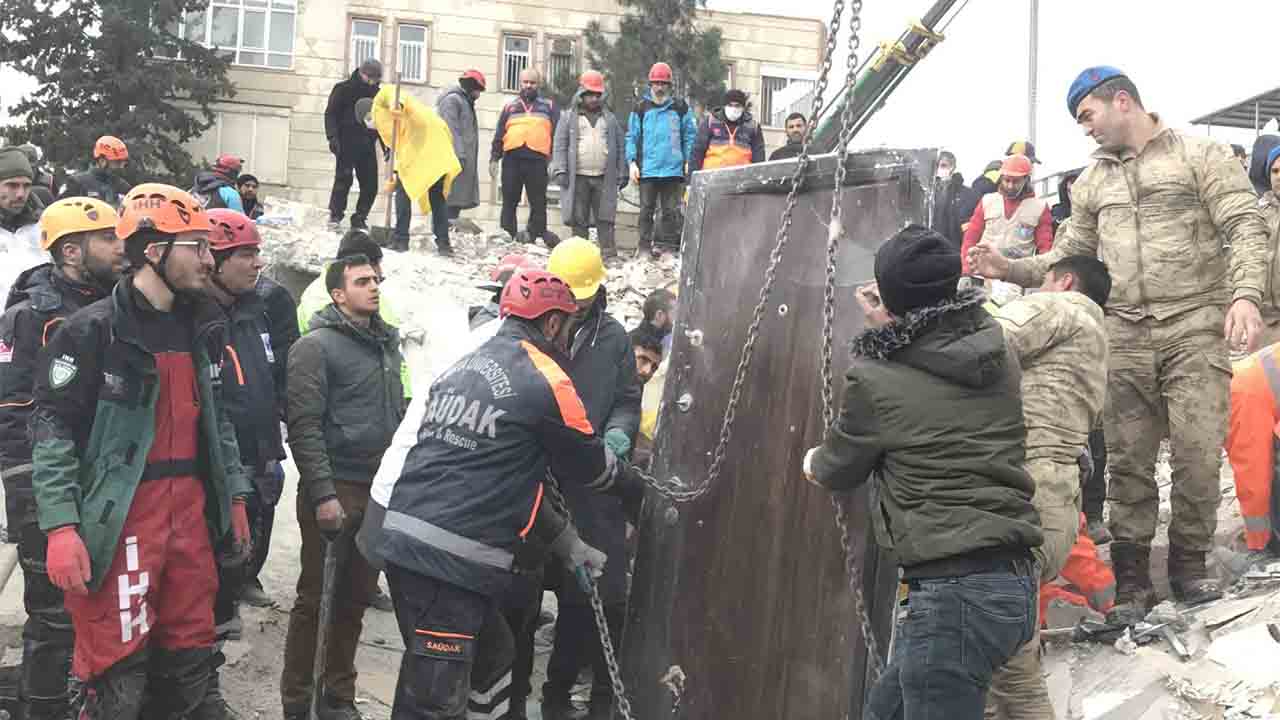SAÜ’den Deprem Bölgesindeki Arama Kurtarma Faaliyetlerine Destek