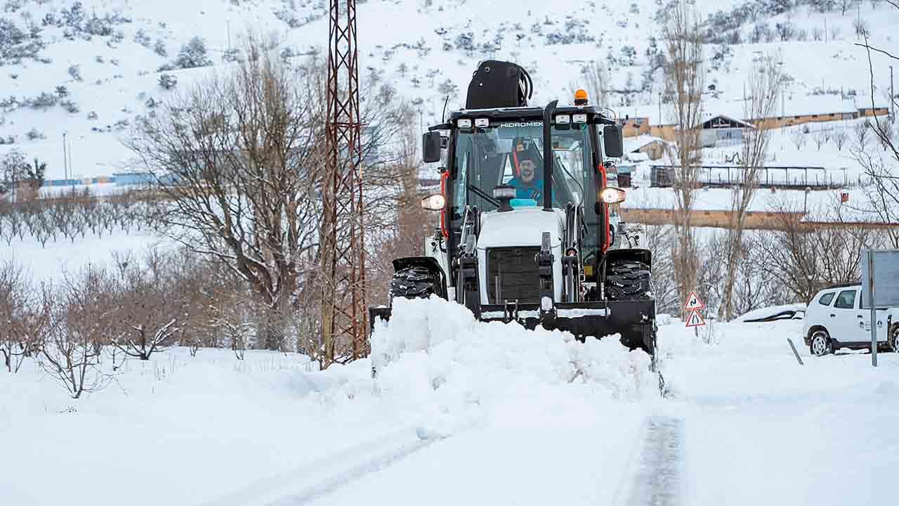 41 mahalle yolu ulaşıma açıldı