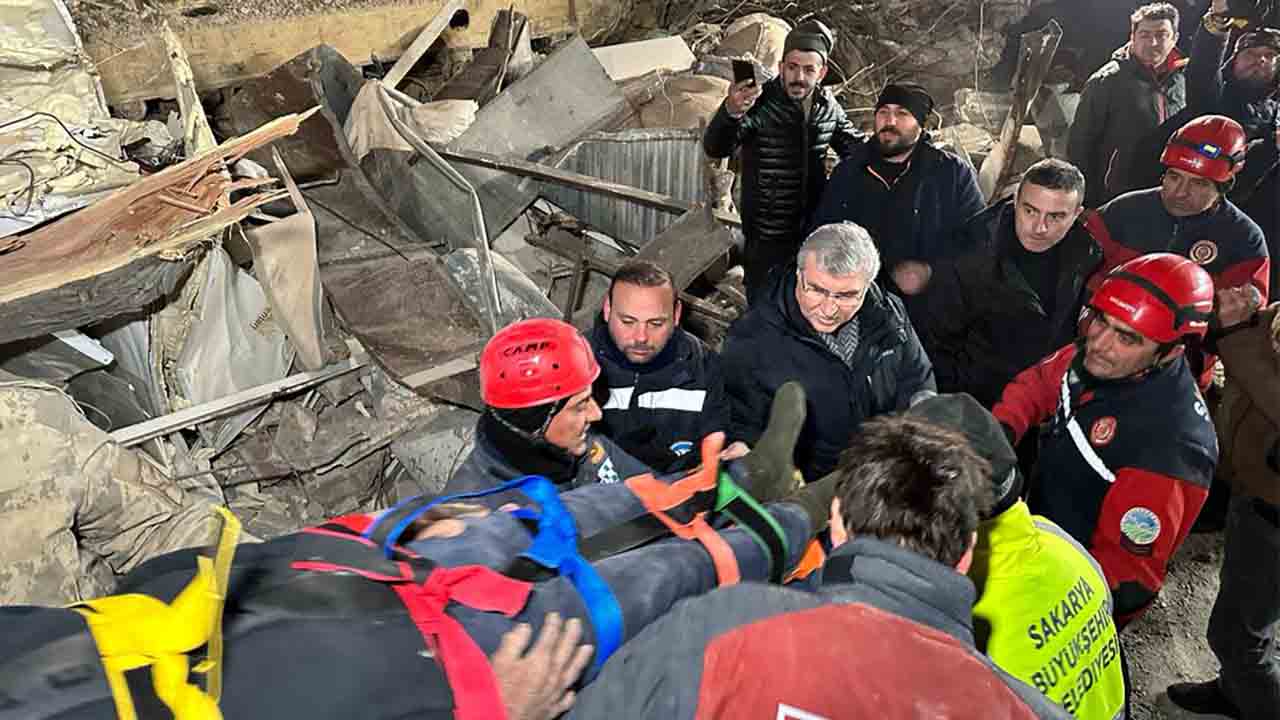 Büyükşehir İtfaiyesi 72. saatte mucizeyi yaşadı