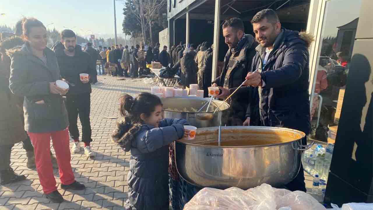 Sakarya’dan giden ilk seyyar mutfak sıcak yemek dağıtımına başladı