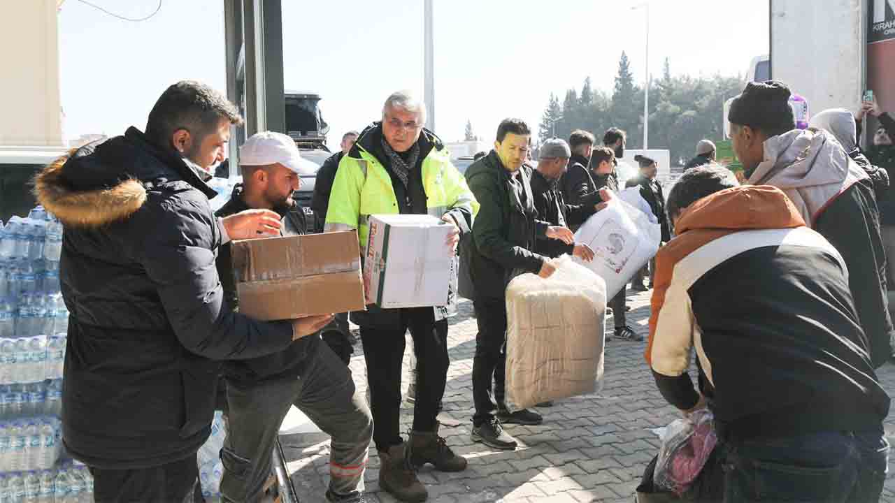Büyükşehir 30 bin gıda kolisini deprem bölgesine ulaştıracak