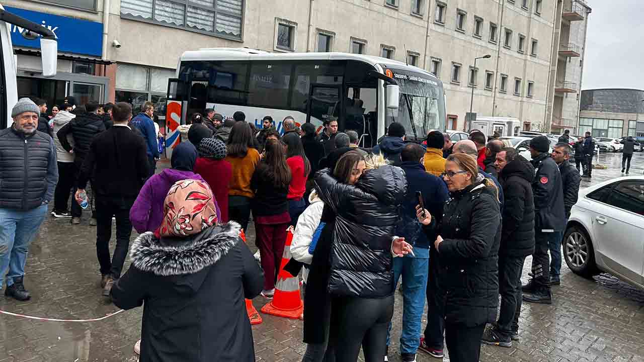 72 sağlık personeli daha deprem bölgesine gitti