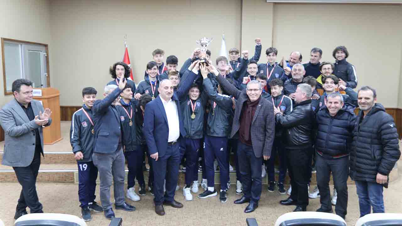 Şampiyon Takım kupayı başkan Fevzi Kılıç’tan aldı