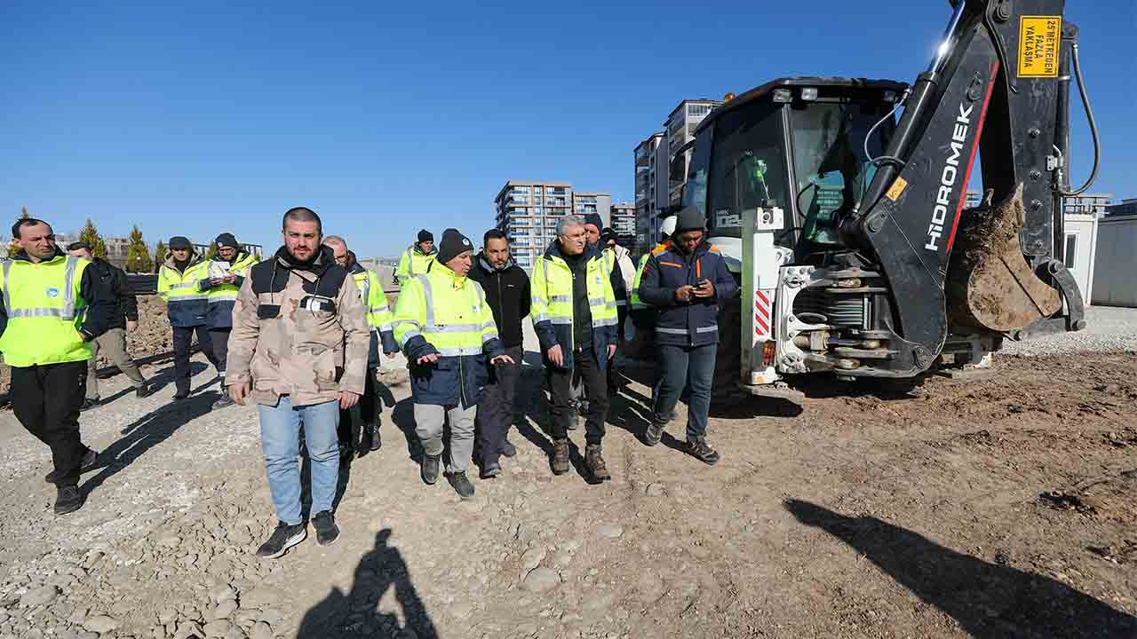 Yüce afet bölgesinde açıkladı: “Adıyaman’a konteyner kent kuruyoruz”