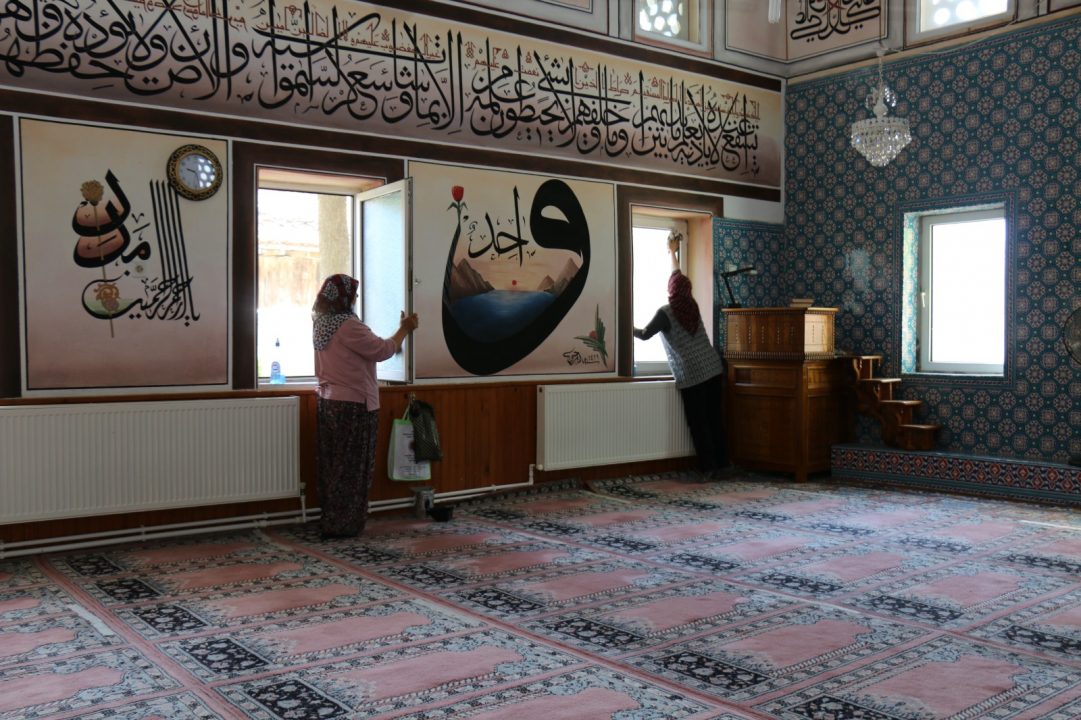 Pazaryeri ilçesinde camiler ilk teravih namazı için temizlendi