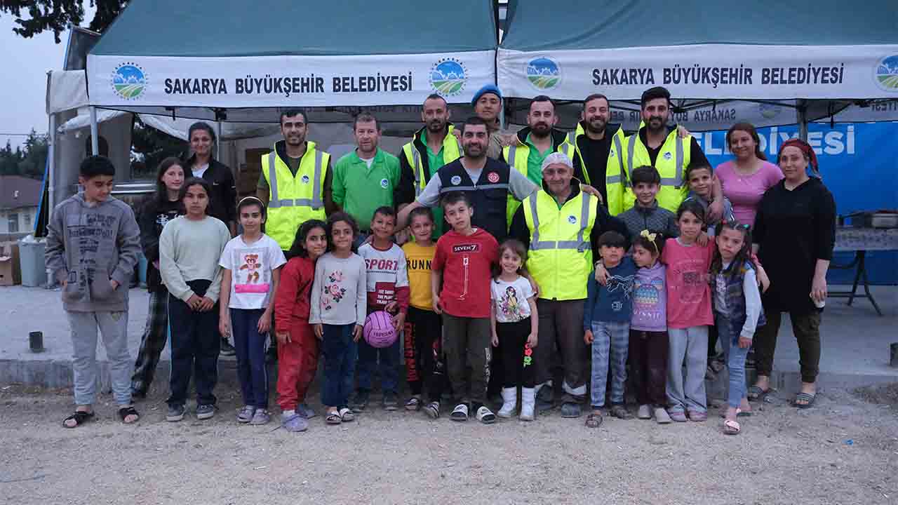 Büyükşehir’den Hatay’a aşevi: Kazanlar günün her saati kaynıyor