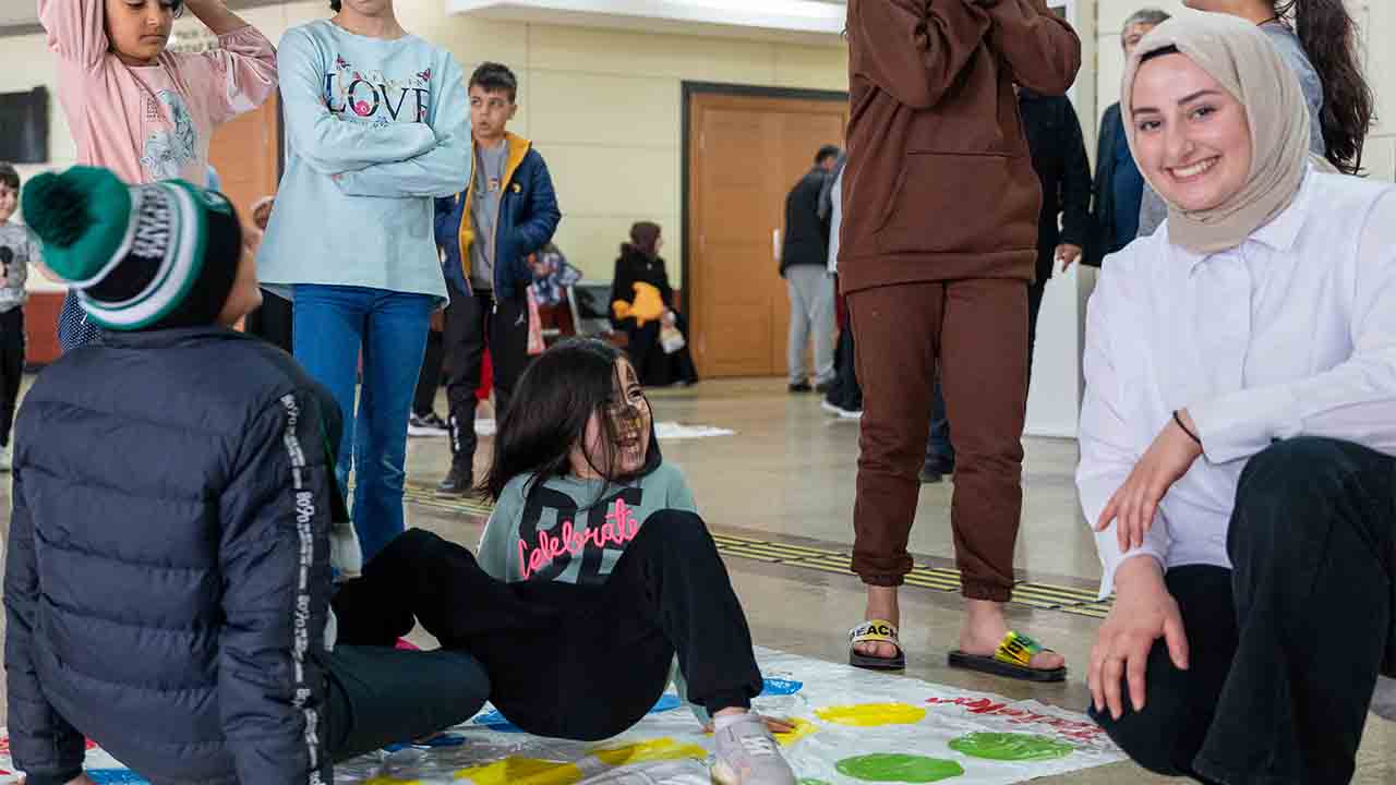 SAÜ Depremzede Çocukların yüzünü güldürüyor