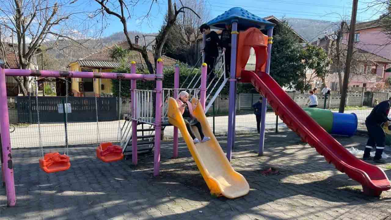Sapanca Belediyesi Parkların Bakımını Yapıyor