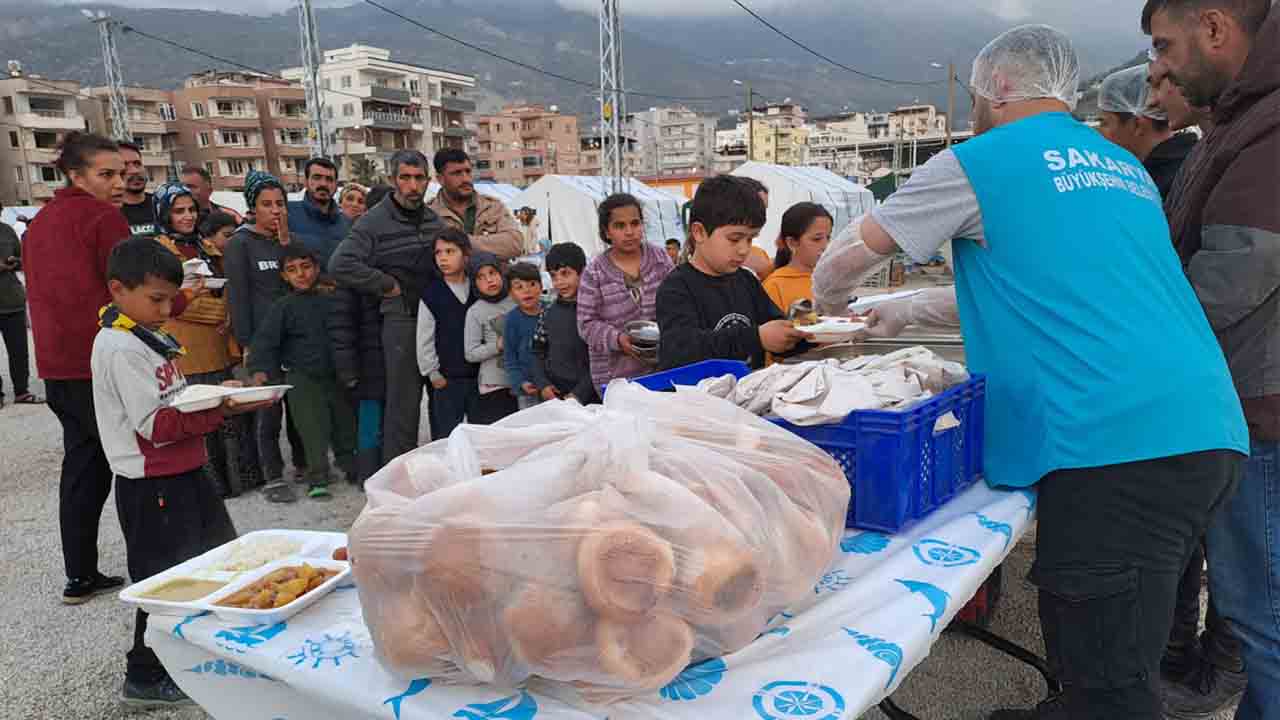 Deprem bölgesinde oruçlar Büyükşehir’in kardeşlik sofrasında açılıyor