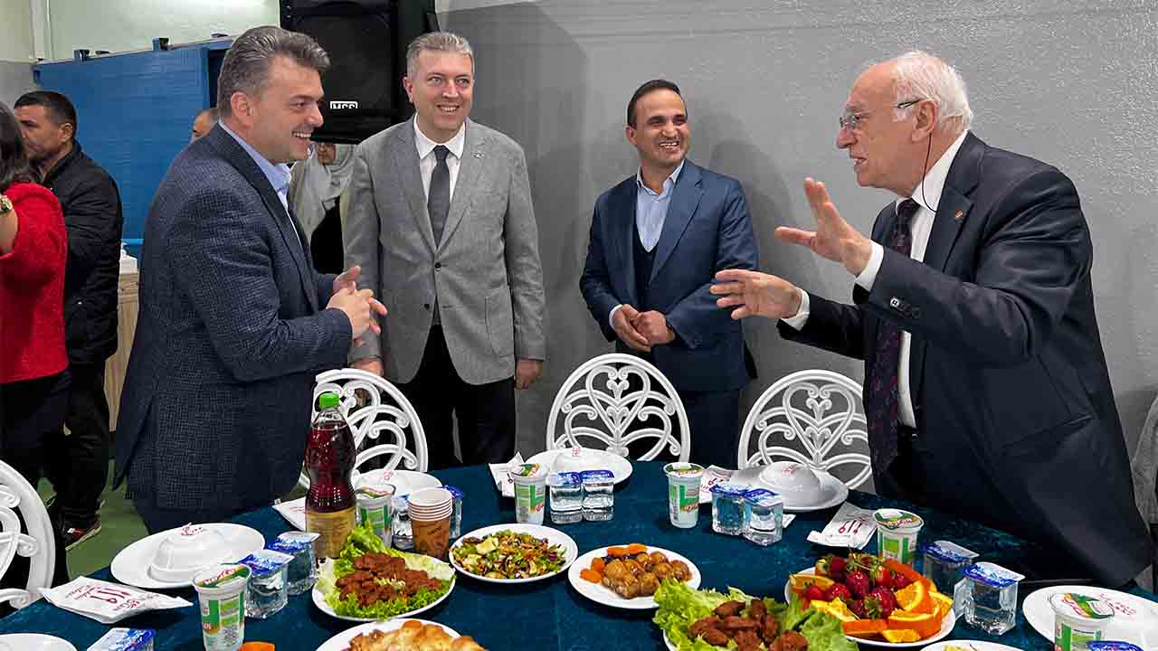 Karasu Kaymakamı ve Belediye Başkanı Depremzede Misafirlerle İftarda buluştu