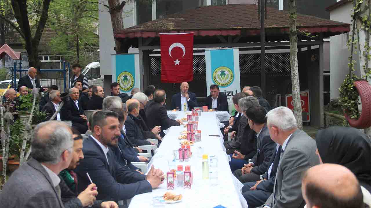 Ferizli’de Protokol ve Halk Coşkuyla bayramlaştı