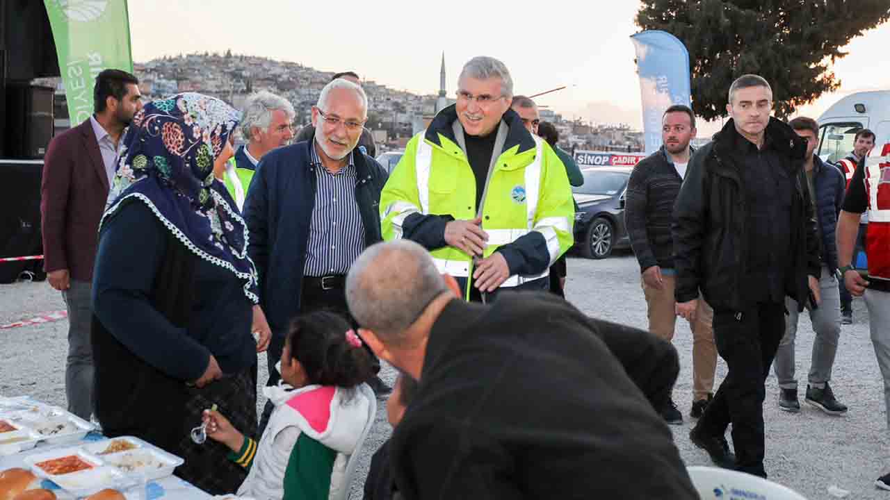 Başkan Yüce depremzedelerle iftarda buluştu
