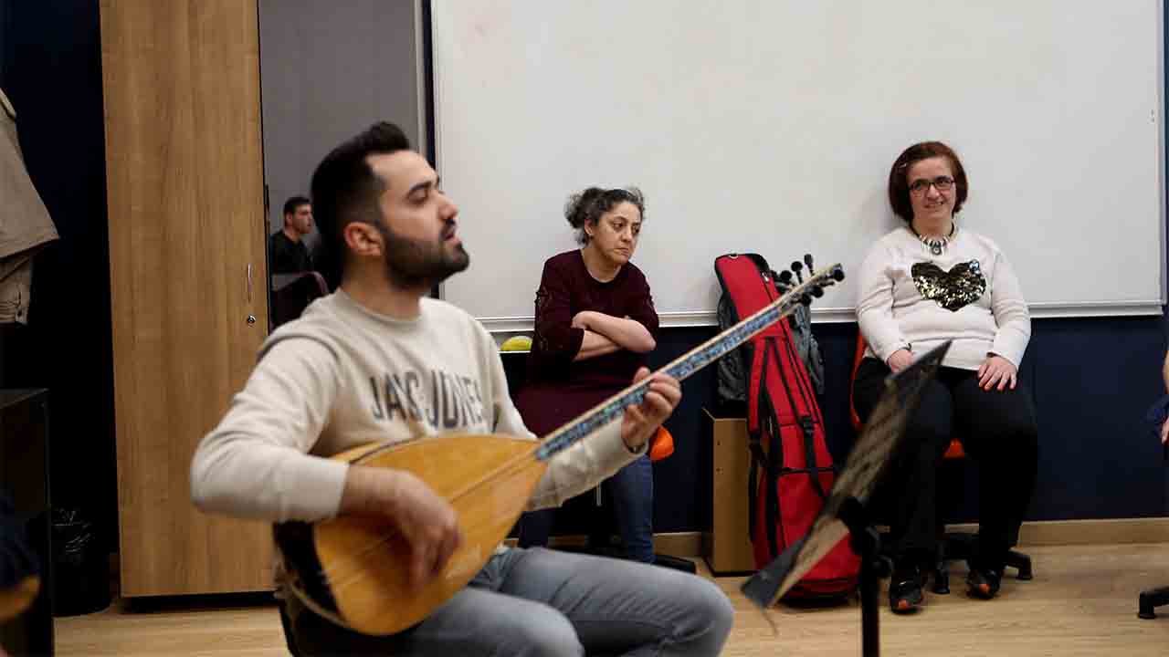 SGM’de engelli bireyler bağlama kursuyla müziği keşfediyor