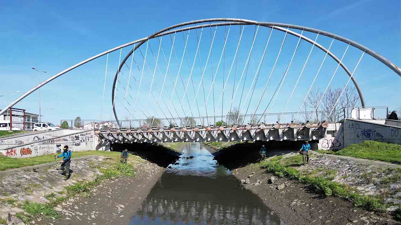 Çark Deresi’nde Bayram temizliği: Büyükşehir ekipleri çevre temizliği için seferber oldu