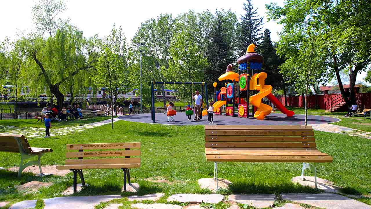 Büyükşehir parklara renk kattı: Gören dönüp bir daha bakıyor